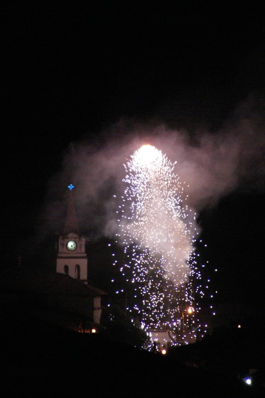 El final del Castillo en la Fiesta de Enero del 2009; va subiendo la "corona" (Juegos Pirotcnicos)