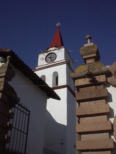 Torre, Reloj y detalle entrada Este de la Iglesia del Pueblo de Huiramba.