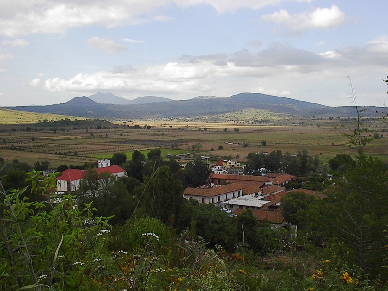 Vista panorámica del centro del pueblo de Huiramba y de parcelas cercanas. Toma realizada desde el sur en una parte alta.