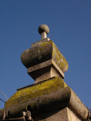 Elemento ornamental superior de la entrada Este del conjunto parroquial del pueblo de Huiramba.