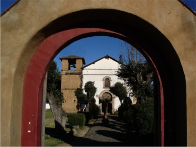 Templo de Tup�taro - Vista Frontal desde la entrada al atrio.