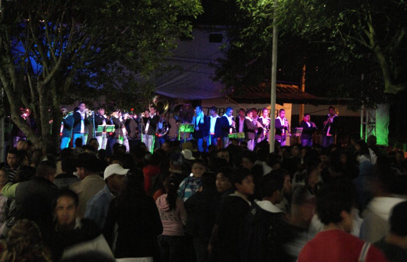 Fotografa - Gente y banda de msica en un baile en la noche - Huiramba, Michoacn, Mxico.