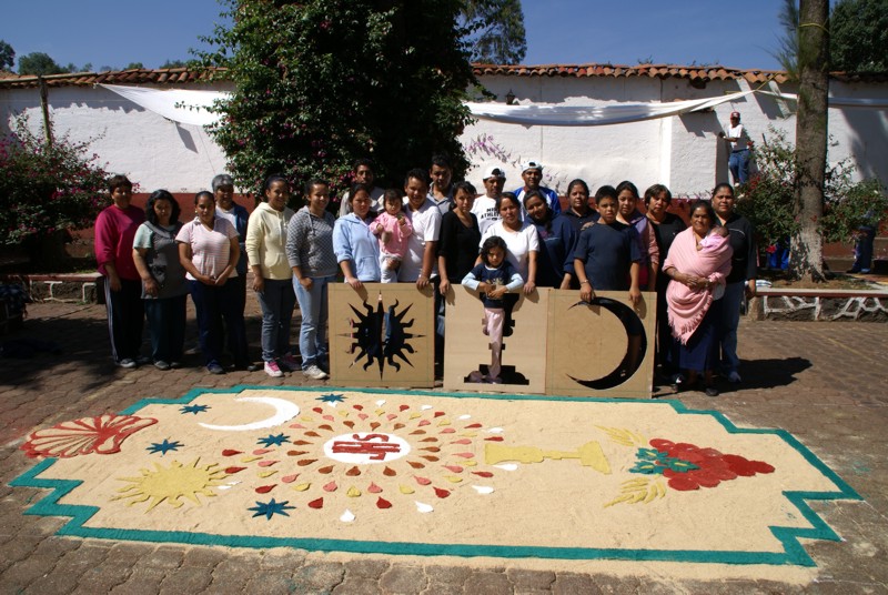 Fotografia - Retrato de participantes en la elaboración de la alfombra de jueves de Corpus Cristi en el 2009.