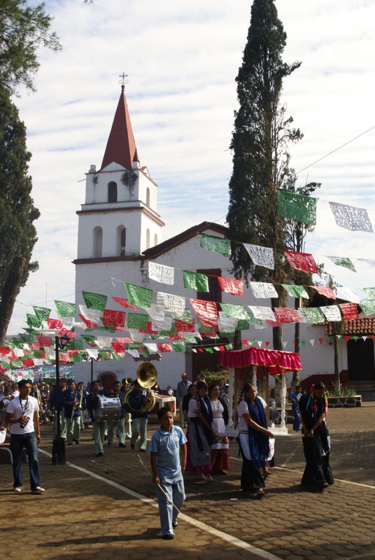 FOTOGRAFA - Personas en una procesin religiosa, de fondo uno de los