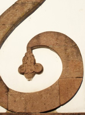 Parte de la decoraci�n de la entrada Este de conjunto parroquial del pueblo de Huiramba.