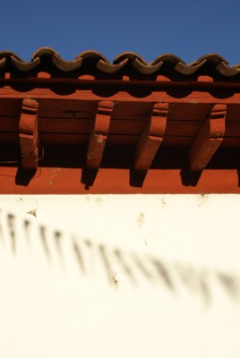 Atenci�n al trabajo de techado con vigas y tejas de una casa del pueblo de Huiramba.